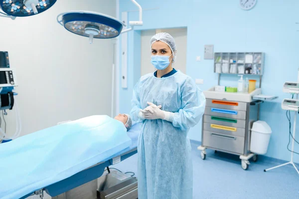 Kadın Cerrah Maske Eldivenler Ameliyathanede Hasta Ameliyatta Üniformalı Doktor Klinik — Stok fotoğraf