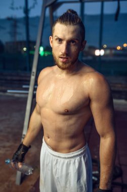 Yorgun kaslı adam terliyor, sokak antrenmanı yapıyor, çapraz formda. Spor sahasında spor eğitimi, erkek kişi kas pompalıyor, aktif şehir yaşam tarzı