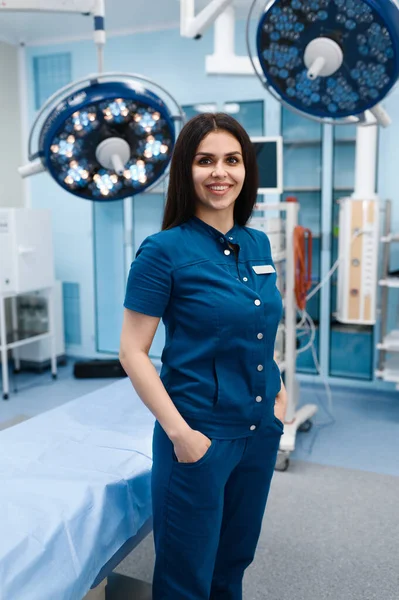 Χαμογελώντας Γυναίκα Χειρουργός Στο Χειρουργείο Λάμπα Και Χειρουργικό Τραπέζι Στο — Φωτογραφία Αρχείου