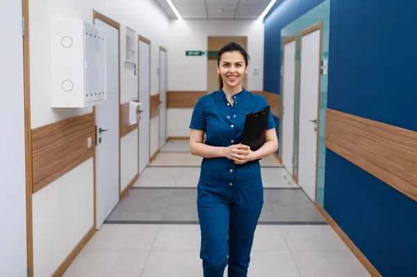 Lachende Vrouwelijke Arts Poseert Kliniek Doctor Uniform Medisch Medewerker Geneeskunde — Stockfoto