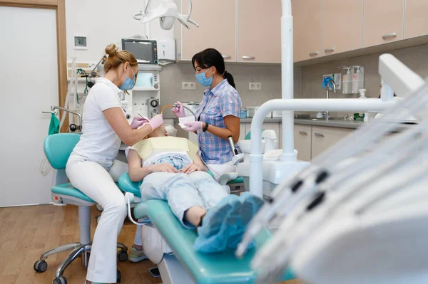 Zahnärztin Und Assistentin Arbeitet Mit Patientin Klinik Stomatologie Arzt Uniform — Stockfoto