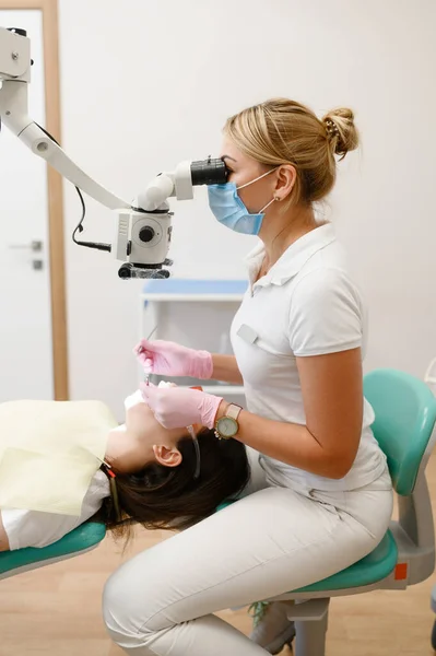 Dentista Sexo Feminino Trata Paciente Dente Clínica Estomatologia Médico Uniforme — Fotografia de Stock