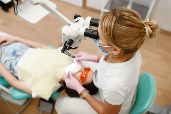 Vrouwelijke Tandarts Behandelt Patiënt Tand Kliniek Stomatologie Doctor Uniform Medisch — Stockfoto