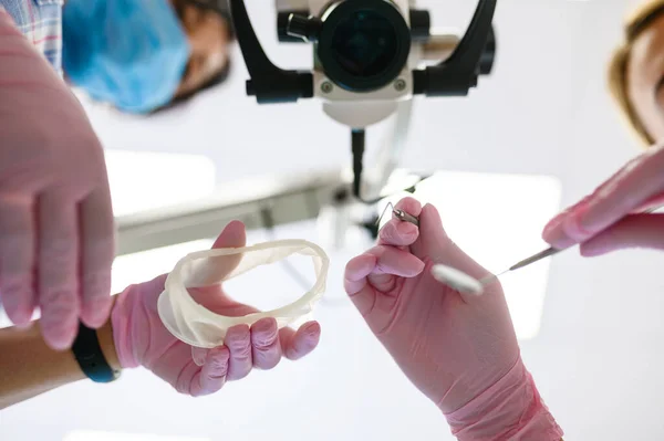 Vrouwelijke Tandarts Assistent Zicht Vanuit Mond Van Patiënt Stomatologie Doctor — Stockfoto