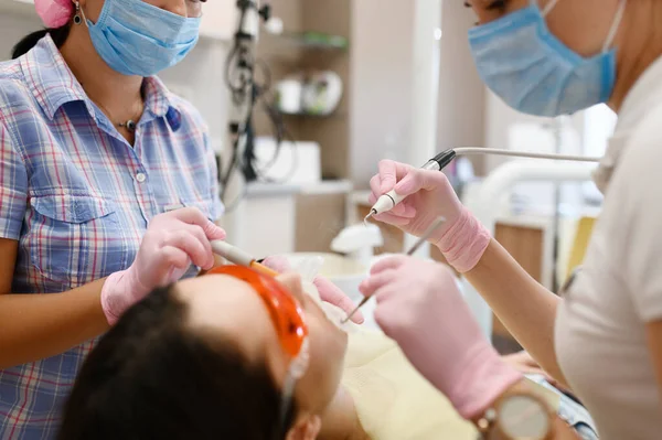 女牙医和女助手在临床 口腔科接受治疗 制服医生 医务工作者 医药与健康 专业牙齿护理 — 图库照片