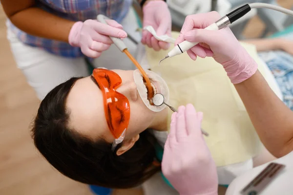 Mujer Dentista Asistente Son Trata Paciente Clínica Estomatología Médico Uniforme —  Fotos de Stock