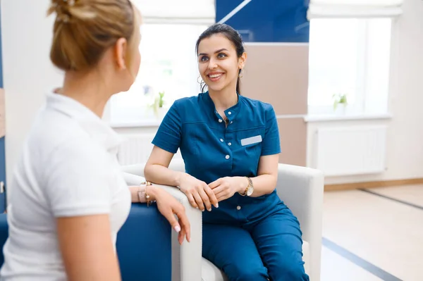 Dvě Doktorky Mluví Klinice Chirurgii Stomatologii Zdravotničtí Pracovníci Uniformě Medicíně — Stock fotografie