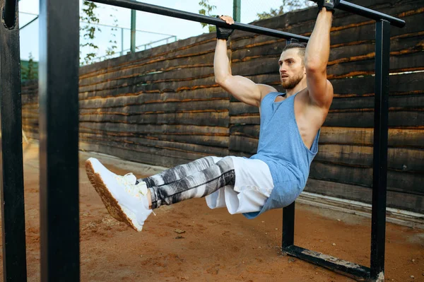 Homem Musculoso Fazer Exercício Abdominais Bares Paralelos Treino Rua Treinamento — Fotografia de Stock