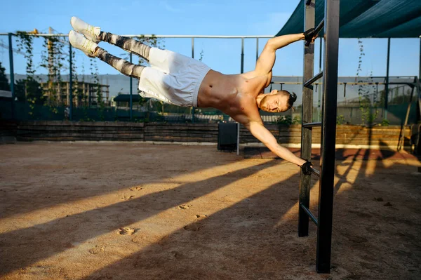 Homem Musculoso Pendurado Horizontalmente Num Bar Treino Rua Treinamento Fitness — Fotografia de Stock