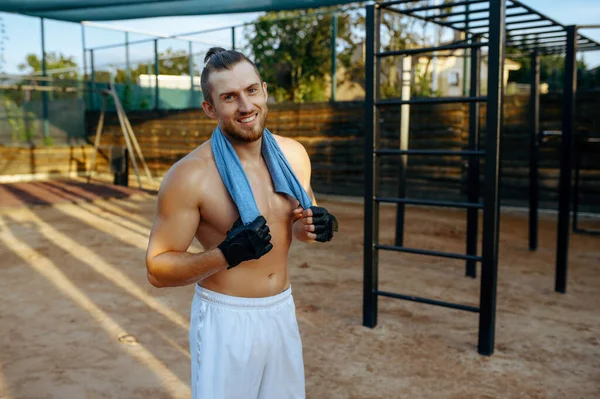 Homem Sorridente Com Corpo Musculoso Treino Rua Treinamento Fitness Campo — Fotografia de Stock