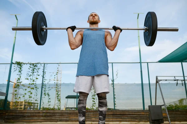 Muskelkräftiger Mann Mit Langhantel Auf Der Brust Streetworkout Fitnesstraining Auf — Stockfoto