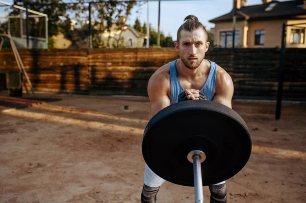 肌肉男为运动 街头锻炼准备杠铃重量 户外运动场地健身训练 男子抽动肌肉 — 图库照片