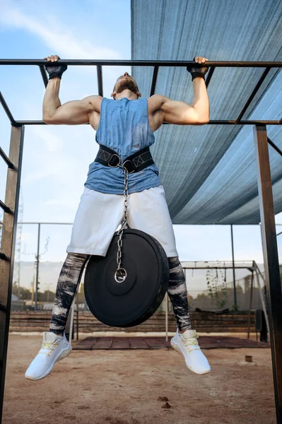 Homem Muscular Faz Pull Ups Exercício Com Peso Uma Barra — Fotografia de Stock