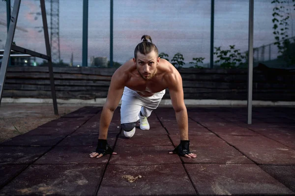 Homem Atlético Fazendo Exercício Push Pôr Sol Treino Rua Crossfit — Fotografia de Stock