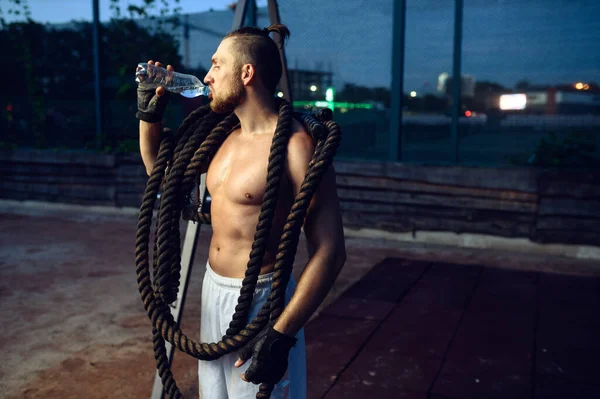 Hombre Musculoso Con Cuerdas Crossfit Bebe Agua Entrenamiento Callejero Entrenamiento —  Fotos de Stock