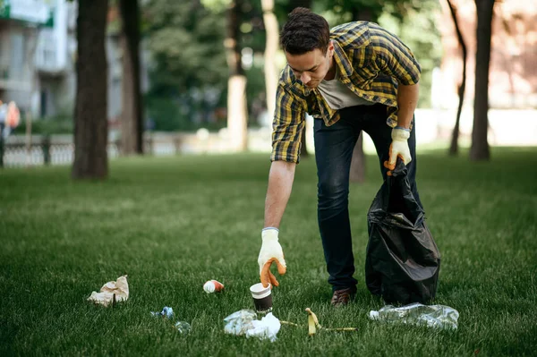 Genç Adam Parkta Çöp Topluyor Gönüllü Olarak Erkek Kişi Ormanı — Stok fotoğraf