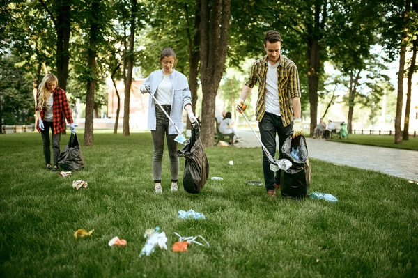 Giovani Raccolgono Rifiuti Sacchetti Plastica Nel Parco Facendo Volontariato Volontari — Foto Stock