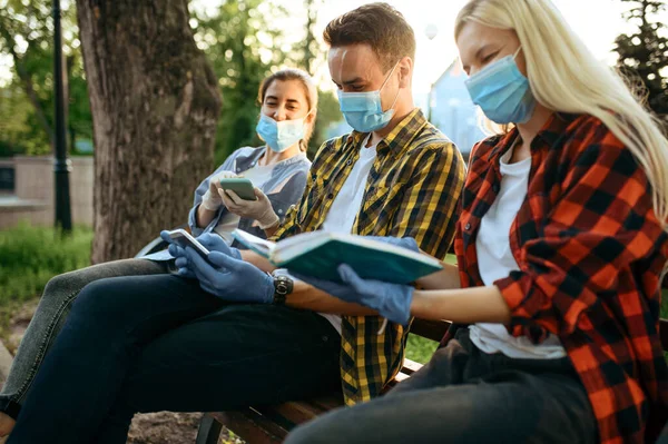 Jongeren Met Maskers Een Bankje Het Park Quarantaine Vrouwelijke Persoon — Stockfoto