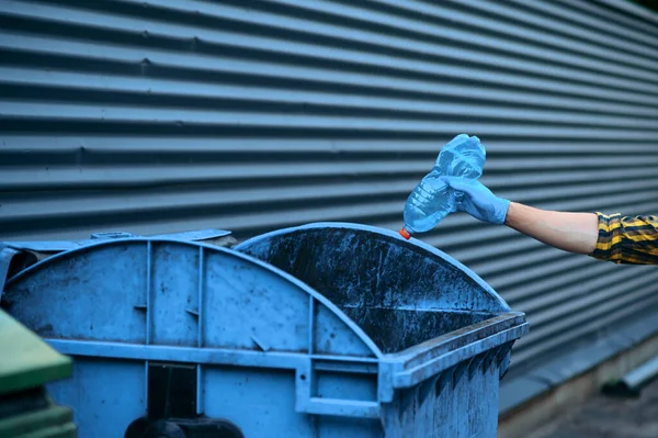Доброволец Выбрасывает Мусор Улицу Добровольно Люди Очищают Улицы Города Экологическую — стоковое фото