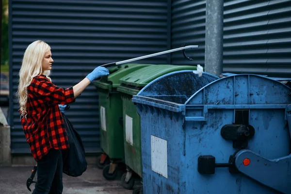 义工把塑料垃圾袋放到室外的垃圾箱里 志愿工作 人们清扫城市街道 生态恢复 垃圾收集和循环利用 生态护理 环境清洁 — 图库照片