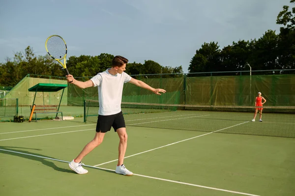 Man Tennisspelare Med Racket Träffar Bollen Friluftsplan Aktiv Hälsosam Livsstil — Stockfoto