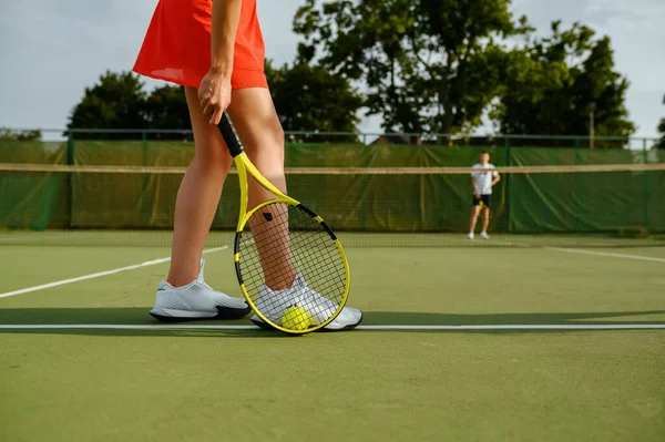 室外球场上有球拍的网球选手 积极健康的生活方式 人们玩体育比赛 用网球拍进行健身训练 — 图库照片