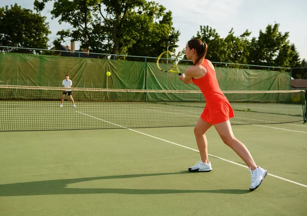 有球拍的网球选手 在室外场地训练 积极健康的生活方式 人们玩体育比赛 锻炼身体 — 图库照片