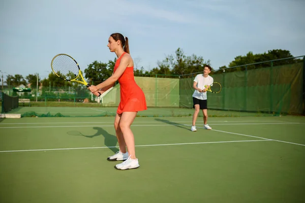 Mann Und Frau Beim Tennistraining Außenplatz Aktive Gesunde Lebensweise Menschen — Stockfoto