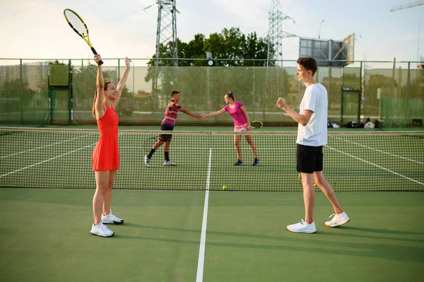 Mixed Doppel Tennis Spieler Beendeten Das Spiel Außenplatz Aktive Gesunde — Stockfoto