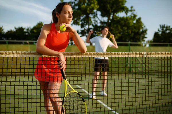Tennisspieler Und Tennisspielerinnen Mit Schlägern Training Auf Dem Außenplatz Aktive — Stockfoto