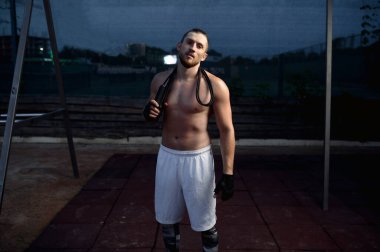 Egzersizden sonra atletik adam, sokak antrenmanı, çapraz formda. Spor sahasında spor eğitimi, erkek kişi kas pompalıyor, aktif şehir yaşam tarzı