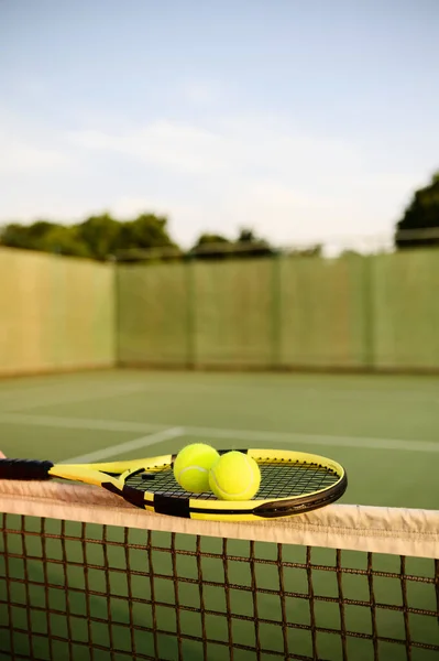 Tennisracket Ballen Het Net Niemand Buitenbaan Actieve Gezonde Levensstijl Sport — Stockfoto