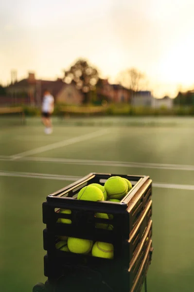 Korb Mit Tennisbällen Nahaufnahme Selektiver Fokus Spieler Auf Unscharfem Hintergrund — Stockfoto