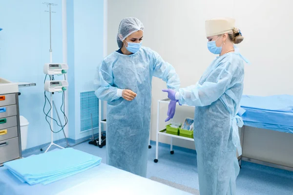 Kvinnlig Kirurg Och Assistent Sätter Handske Operationssalen Förbereda Sig För — Stockfoto