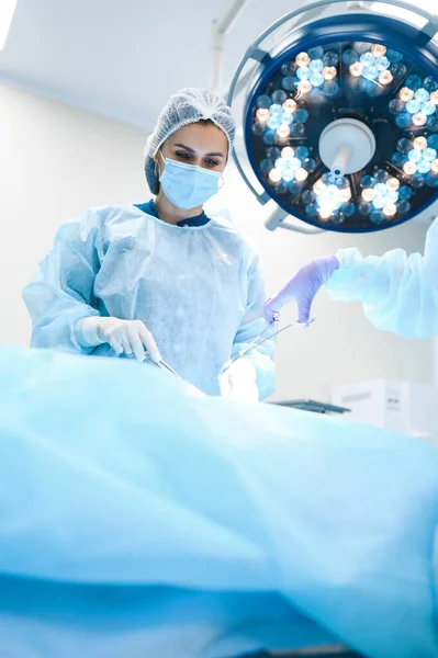 Cirurgiã Assistente Cirurgia Profissional Sala Operações Médico Uniforme Realiza Operação — Fotografia de Stock