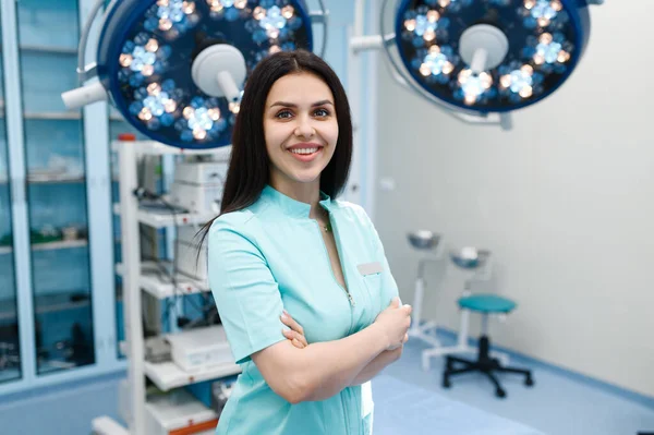 Leende Kvinnlig Kirurg Operationssalen Lampa Och Kirurgiskt Bord Bakgrund Kirurgi — Stockfoto