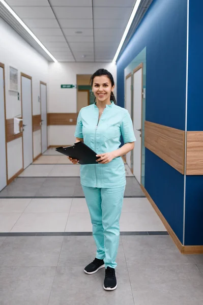 Lachende Vrouwelijke Arts Poseert Kliniek Doctor Uniform Medisch Medewerker Geneeskunde — Stockfoto