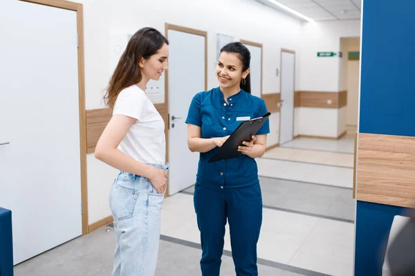 Female Surgeon Talks Patient Clinic Hall Surgery Doctor Uniform Medical — Stock Photo, Image