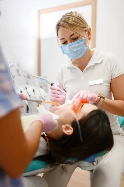 Kadın Dişçi Klinikte Stomatolojide Hasta Dişiyle Çalışıyor Üniformalı Doktor Tıp — Stok fotoğraf
