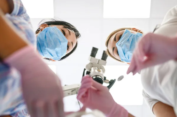 Kvinnlig Tandläkare Och Assistent Från Patientens Mun Stomatologi Läkare Uniform — Stockfoto