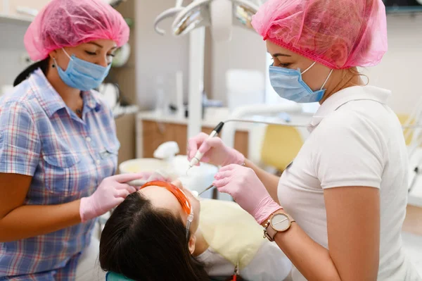 女牙医和女助手在临床 口腔科接受治疗 制服医生 医务工作者 医药与健康 专业牙齿护理 — 图库照片