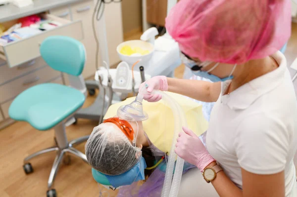 Kadın Dişçi Maske Takıyor Sandalyeli Hasta Stomatoloji Kliniği Üniformalı Doktor — Stok fotoğraf