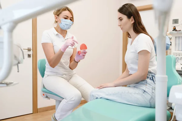 Vrouwelijke Tandarts Patiënt Afspraak Kliniek Stomatologie Orthodontist Uniform Klant Medisch — Stockfoto