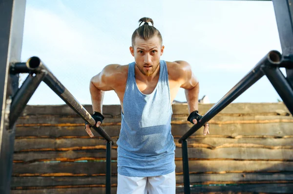 Homem Musculoso Fazer Exercício Bares Paralelos Treino Rua Treinamento Fitness — Fotografia de Stock