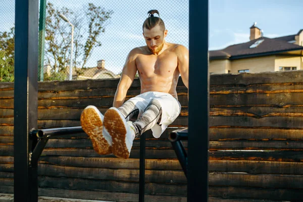 Hombre Musculoso Haciendo Ejercicios Abdominales Barras Paralelas Entrenamiento Calle Entrenamiento — Foto de Stock