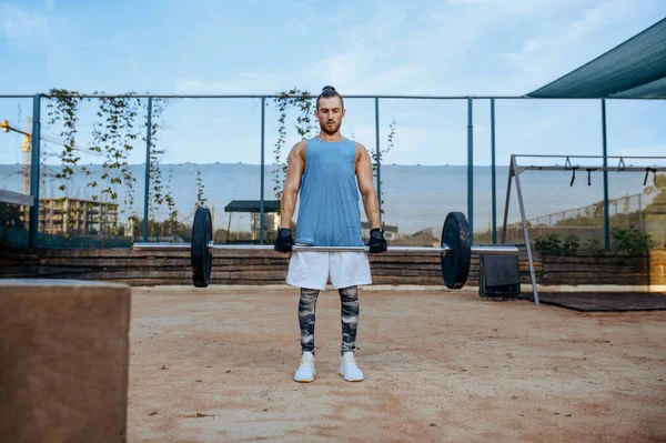Homem Musculoso Faz Exercício Com Uma Campainha Treino Rua Treinamento — Fotografia de Stock