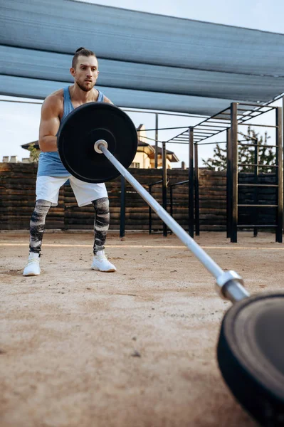 肌肉男为运动 街头锻炼准备杠铃重量 户外运动场地的健身训练 男性泵送肌肉 积极的城市生活方式 — 图库照片