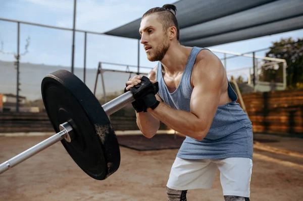 肌肉男为运动 街头锻炼准备杠铃重量 户外运动场地健身训练 男子抽动肌肉 — 图库照片