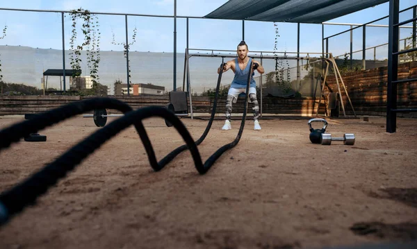 Сильный Человек Делает Упражнения Веревками Уличными Тренировками Кроссфитом Фитнес Тренировки — стоковое фото