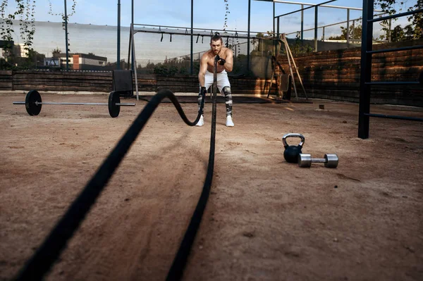 Sterke Man Doet Oefeningen Met Touwen Straattraining Crossfit Fitness Training — Stockfoto